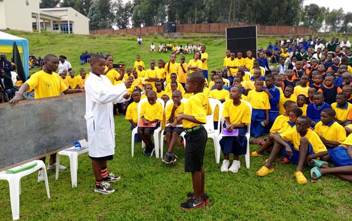 Abana bahawe urubuga bagaragaza impano zabo, uwambaye itaburiya yera yarimo yigisha bagenzi be