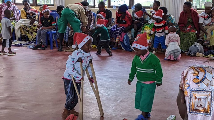 Abana bishimiye guhura na bagenzi babo bagasabana bizihiza Noheli