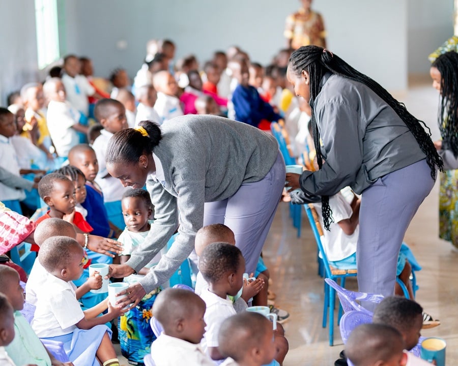 Abanyeshuri ba Well Spring Academy baha abana bari muri ECD amata