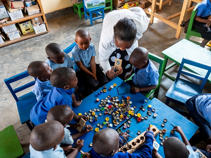 Abarimu bemeza ko kwigisha binyuze mu mikino bifasha abana gufata vuba icyo bize kubera ko babyiga babikina