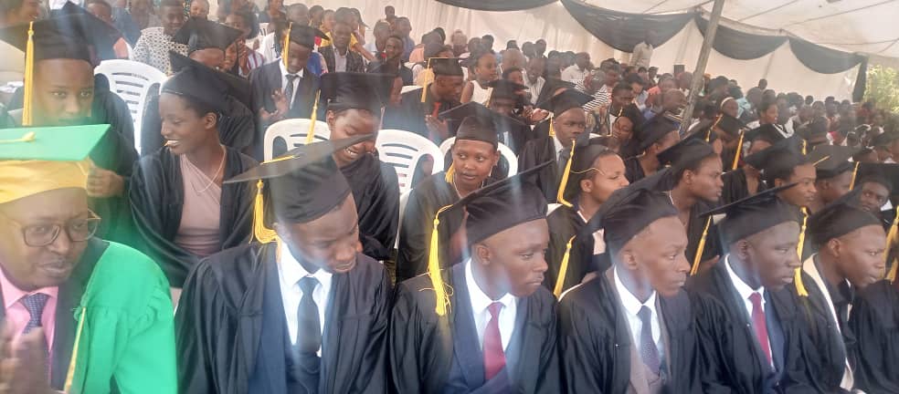 Bamwe mu barangije mu byiciro bitandukanye muri Wisdom School