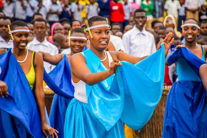 Abana bishimiye ibyo birori