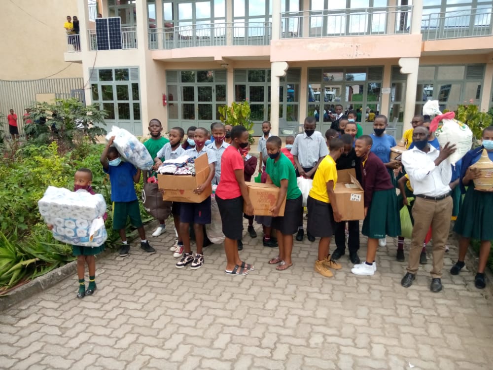 Abana bishimiye igikorwa bateguye cyo gufasha abarwayi