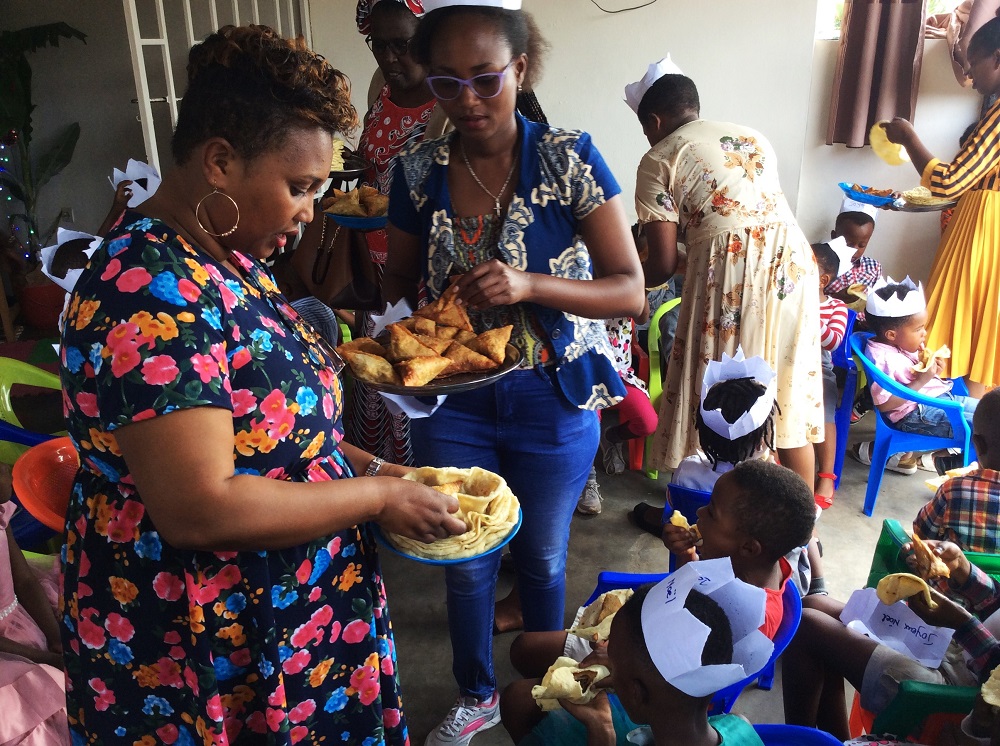 Abarezi ba Les Petits Pionniers bagaburira abana ibyo babateguriye