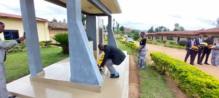 Abarokokeye kuri ACEJ bazana indabo ku rwibutso rw'aho bize bibuka bagenzi babo