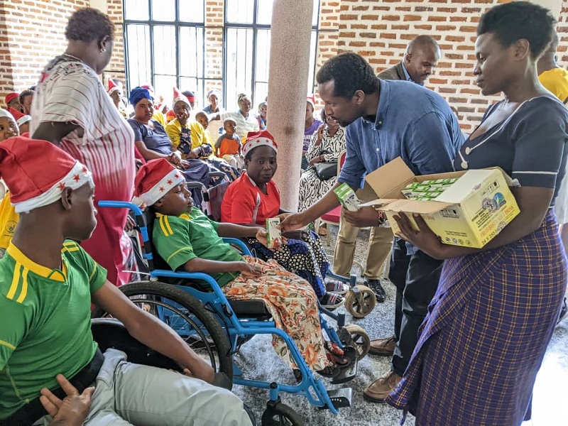 Mu byo abana bashyikirijwe birimo ibinyobwa, ibiribwa ndetse n'amafaranga azabunganira mu migendekere myiza y'iminsi mikuru