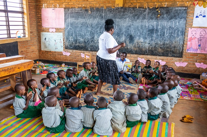 Abana biga batuje kandi bakurikira ku buryo nta kindi cyapfa kubarangaza