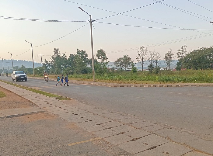 Bamwe mu batwara ibinyabiziga ntibaha uburenganzira abanyamaguru kabone n'ubwo baba bari mu murongo ubemerera gutambuka mbere