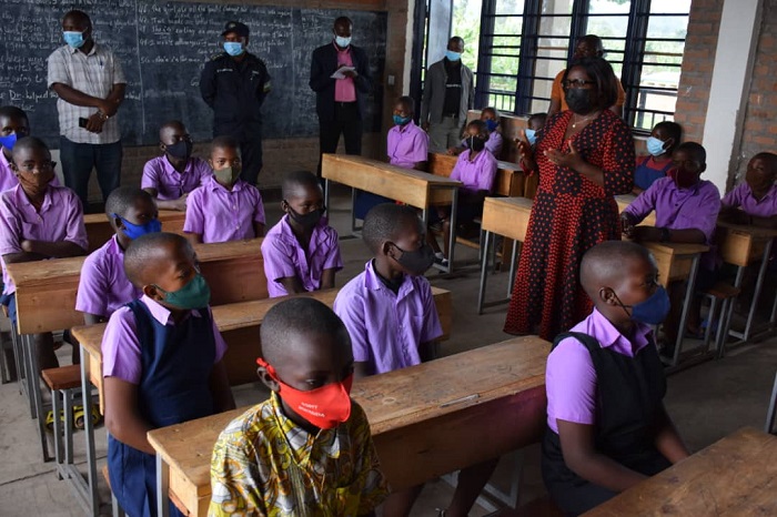 Guverineri Nyirarugero asaba ubufatanye b'ababyeyi mu gutuma gahunda yo gufatira ifunguro rya saa sita ku ishuri igenda neza