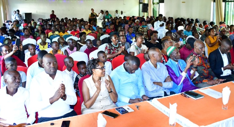 Ababyeyi bazanye n'abana, bahabwa umukoro wo kurengera umwana aho bamubona hose