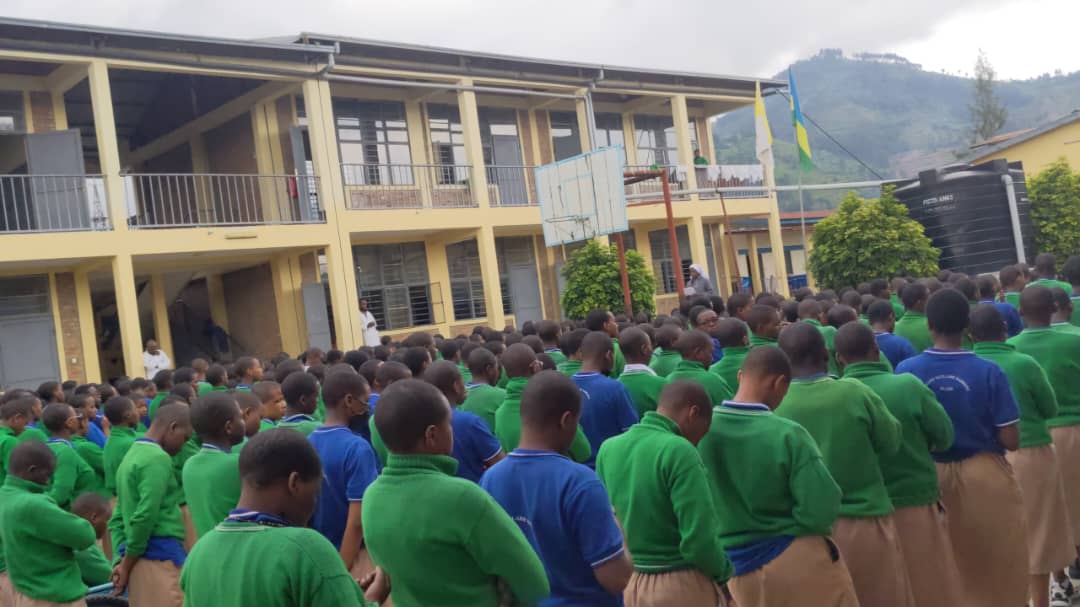 Abanyeshuri babanza gufata umunota wo kwibuka