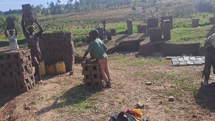 Birabujijwe guha abana imirimo ivunanye