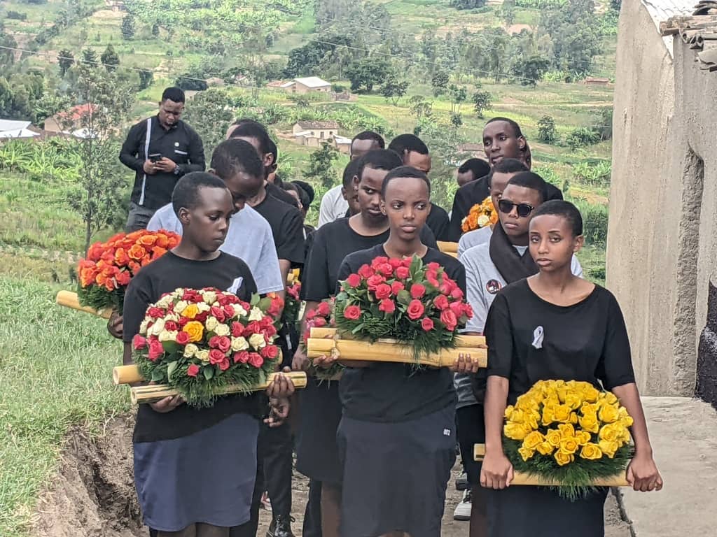 Abana bazanye indabo ahicirwaga abandi bana