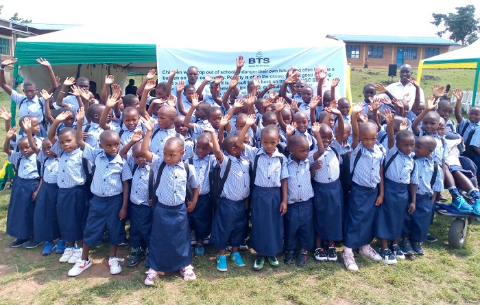 Abana bishimiye ibyo bikoresho bahawe