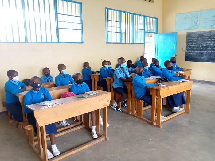 Mu bigo bitandukanye abana b'abanyeshuri bari bacyereye gutangira igihembwe cya gatatu