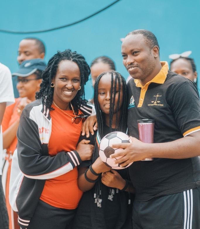 Ababyeyi bishimana n'umwana wabo witwaye neza 