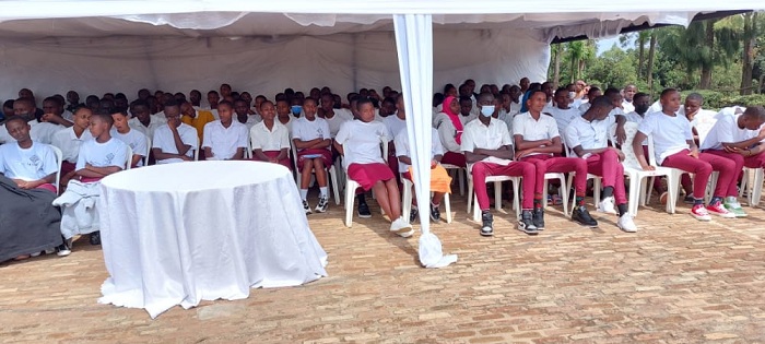 Abanyeshuri bakurikira ibiganiro bibigisha amateka batigeze bamenya 