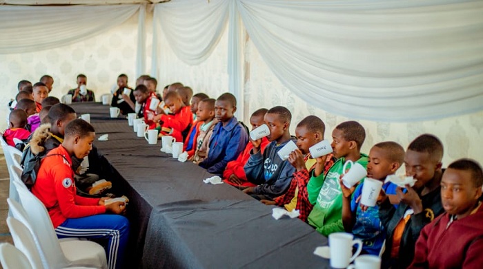 Abana babanza kwitabwaho mbere yo kujya mu kibuga kugaragaza impano zabo