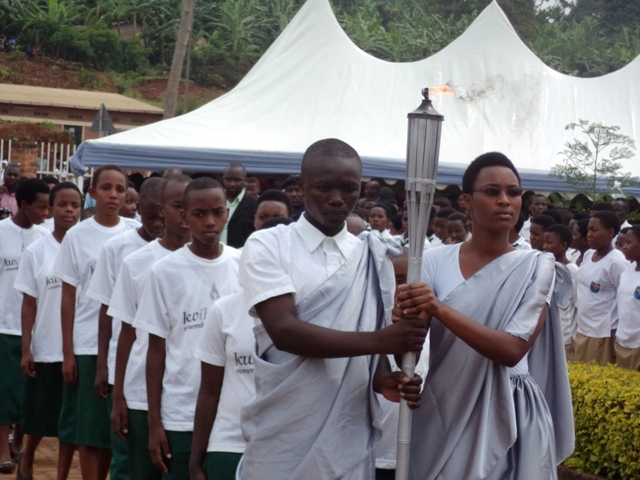 Abana bafite imyaka 20 y'amavuko ni bo batwaye urumuri (rw'icyizere) rutazima. Bri kumwe n'abandi bana 20 bari mu myaka itandukanye.