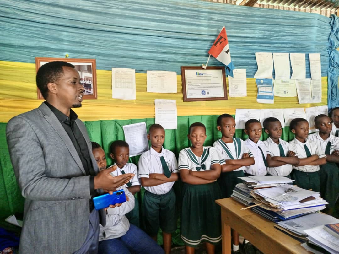 Abana bahawe umukoro wo gukora barangwa n'urukundo