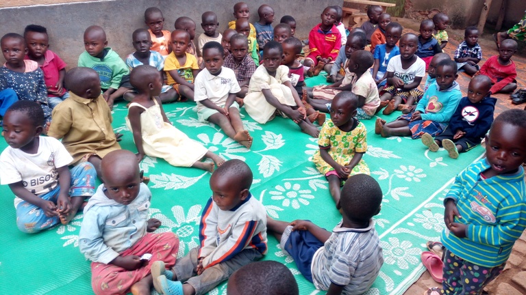 Abana bajya mu ngo mbonezamikurire babanje gusukurwa bakambikwa n'imyenda imeshe