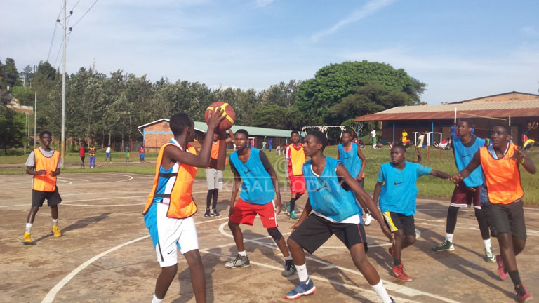 Abana bakina Basket Ball barakina kugirango bagaragaze impano zabo 
