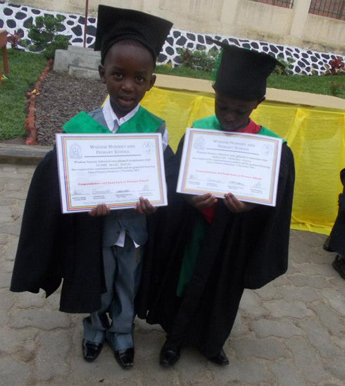 Buri mwana yahawe impamyabumenyi y'icyiciro arangije.