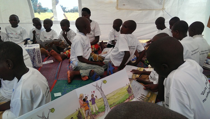 Abana bari mu mwitozo wo gusoma.