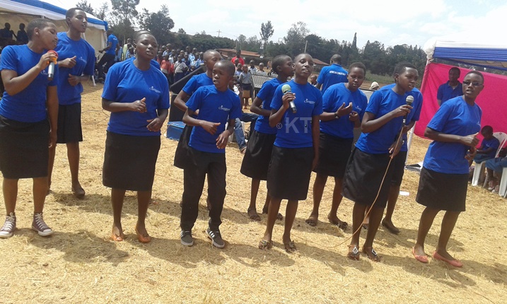 Abana baririmbye bamagana ihohoterwa ribakorerwa.