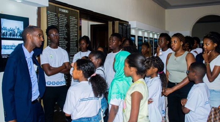 aha barimo basobanurirwa amateka yo hambere