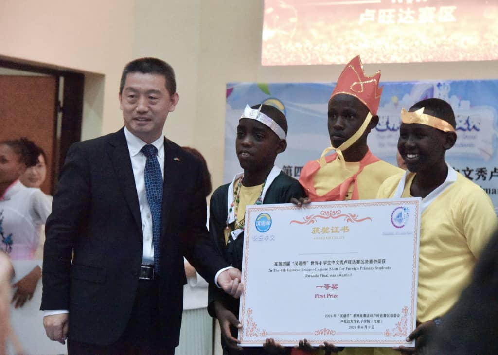 Abanyeshuri biga muri Wisdom School bageneye impano Ambasaderi w'u Bushinwa