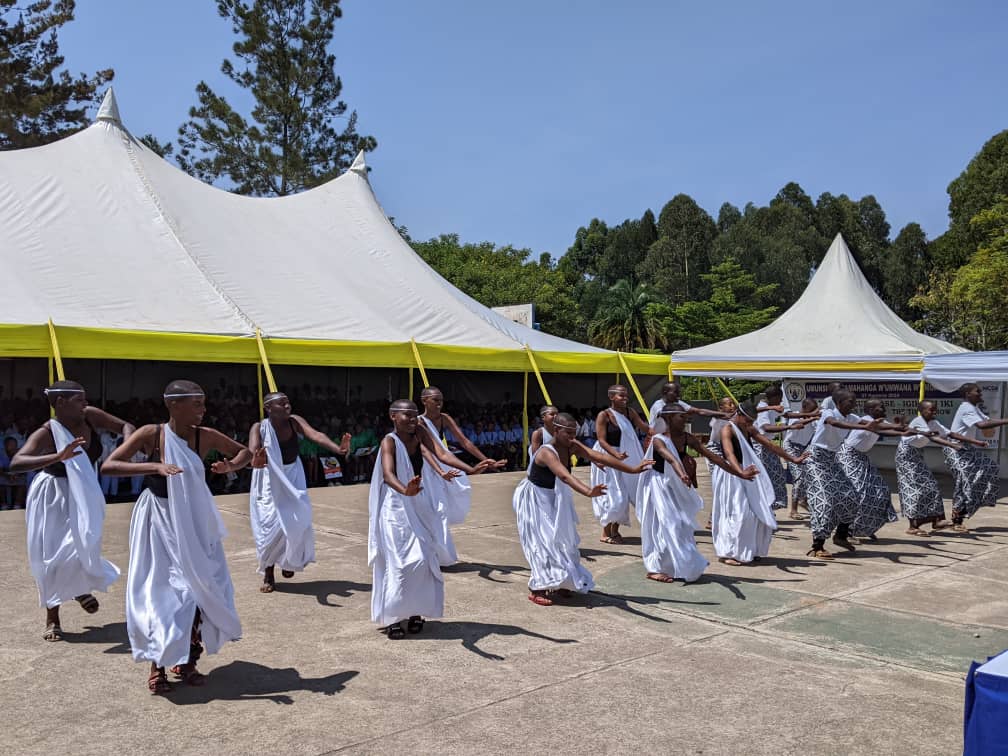 Abana binyuze mu mbyino basusurukije abitabiriye umunsi w'umwana w'umunyafurika