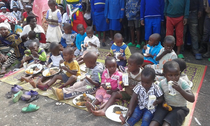 Abana bishimiye amafunguro yatetswe n'ababyeyi b'abagabo