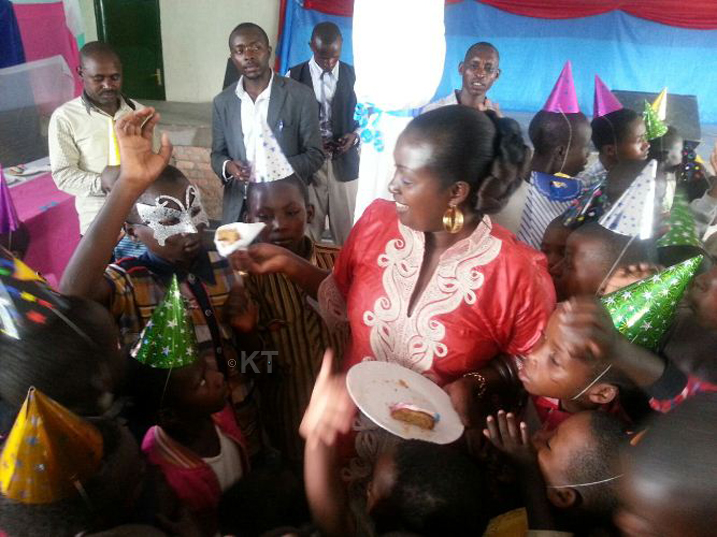 Abana bishimye cyane