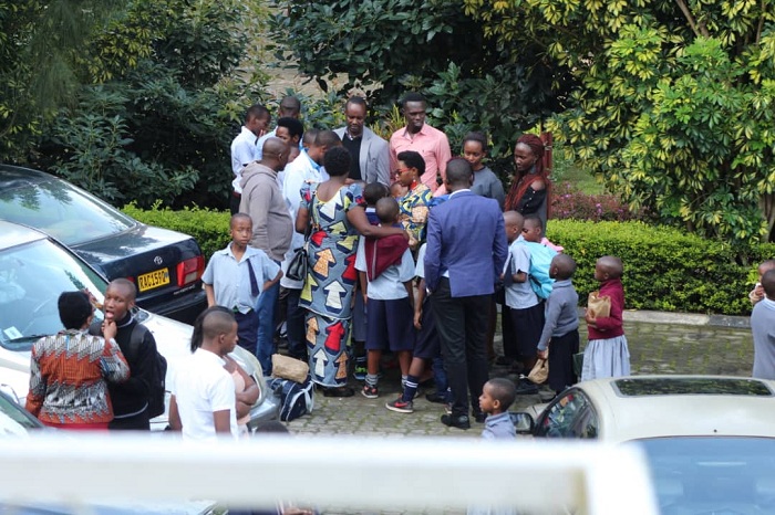 Abana bo muri Wisdom School barishimira gusurwa n'ababeyi babo