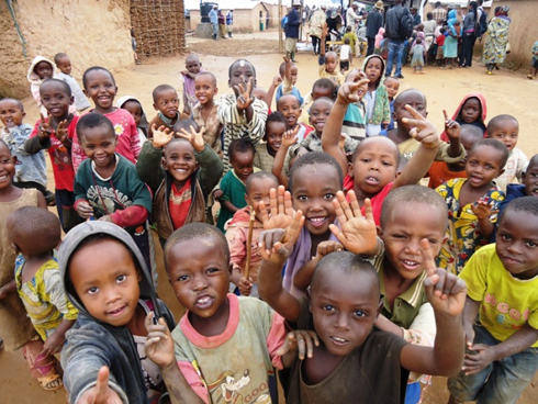 Abana benshi mu nkambi ya Kiziba bari mu kigero kimwe.