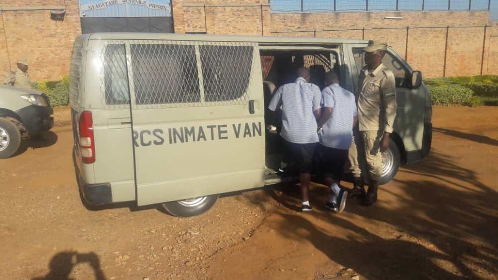 Imodoka ya gereza ibajyana gukora ikizami