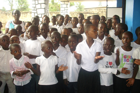 Abana baririmbira bagenzi babo barwaye.