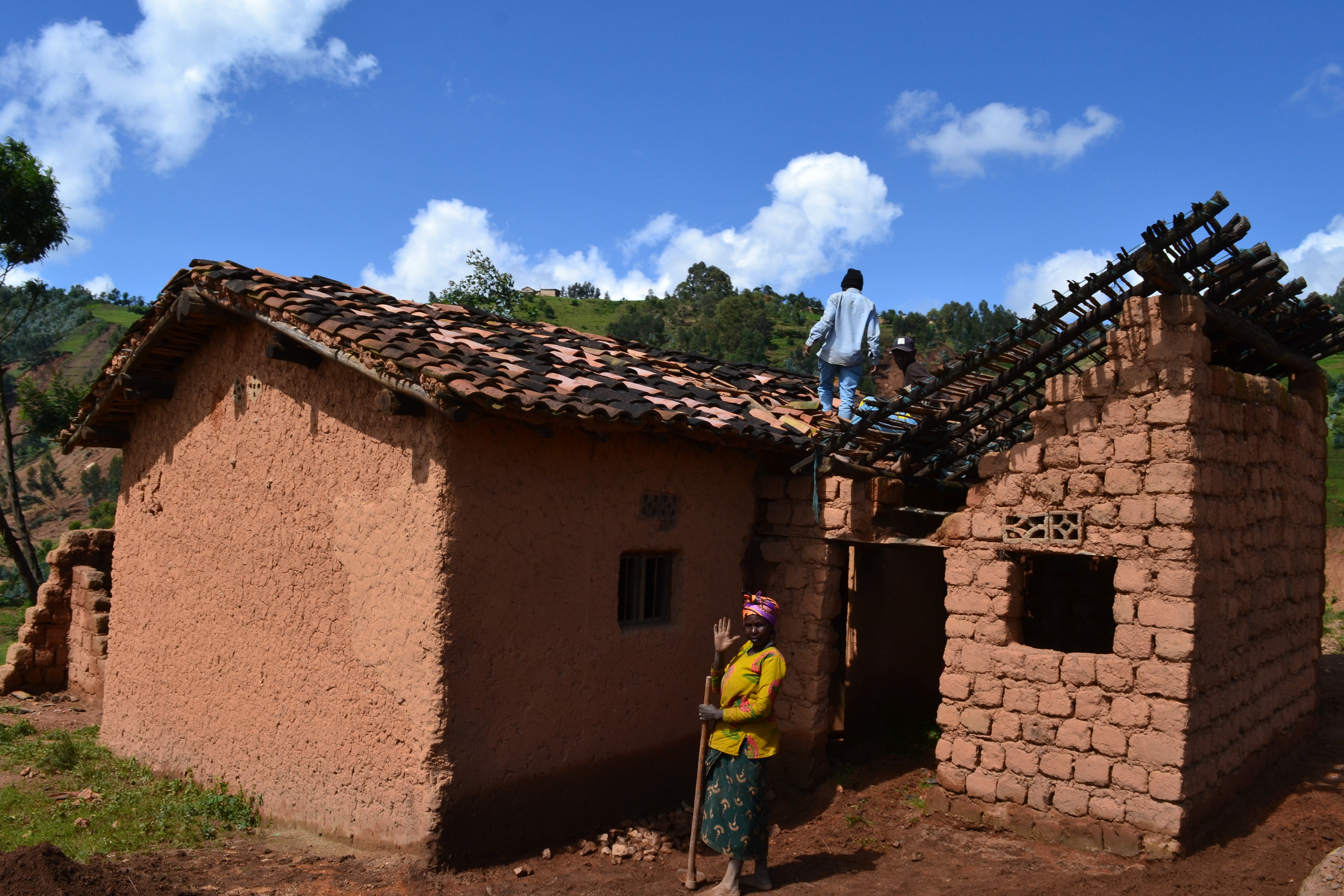 Abandi bakomeje gusana inzu zabo zasambuwe n'umuyaga