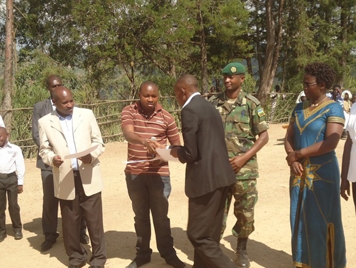 Abandi barezi nabo bagiye bahabwa icyemezo cy'ishimwe kubera kwita ku bana b'u Rwanda.