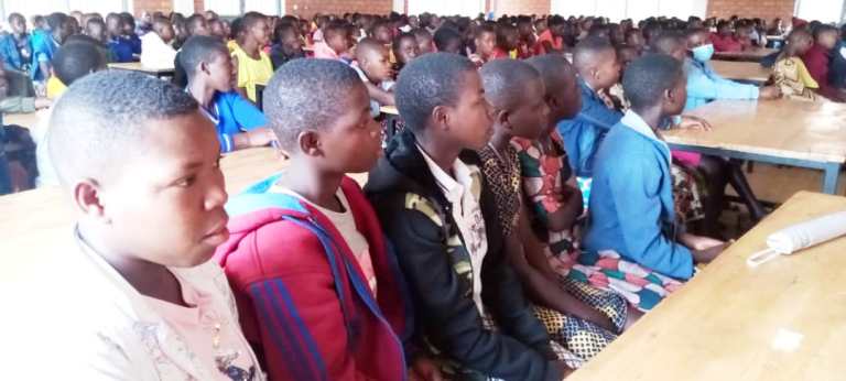 Abangavu bagera kuri 300 bo mu Karere ka Nyaruguru baganirijwe ku kwizigamira bibarinda kugwa mu bishuko