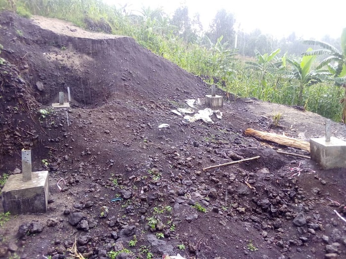 Izo nkingi enye zishinze mu murima zizashyirwaho ipiloni igize umuyoboro w