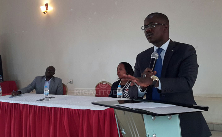 Umunyamabanga wa Leta muri Ministeri y'Ubutabera, Evode Uwizeyimana aganira n'abanoteri 