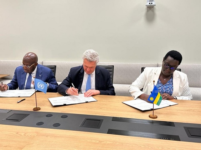 Ubwo ayo masezerano yasinywaga