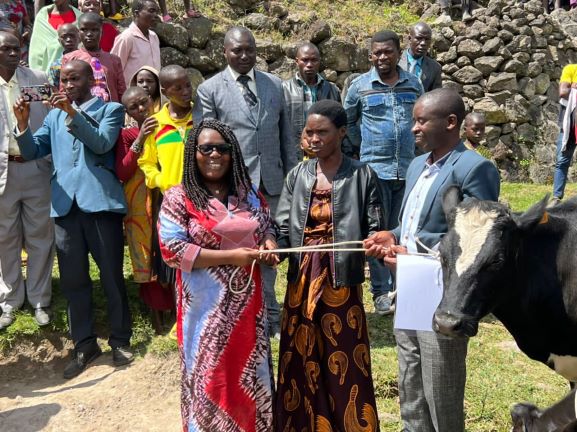 Guverineri Nyirarugero yasabye abahawe inka kuzifata neza