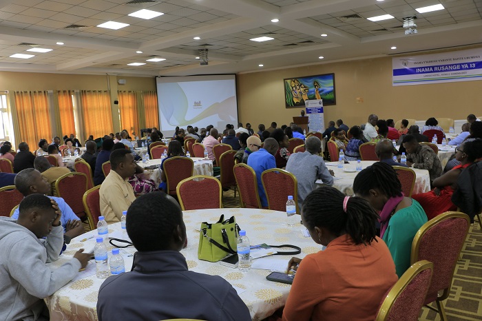 Bavuga ko kuba abanyeshuri bafite ubumuga badafite amashuri yihariye hari abo bibangamira