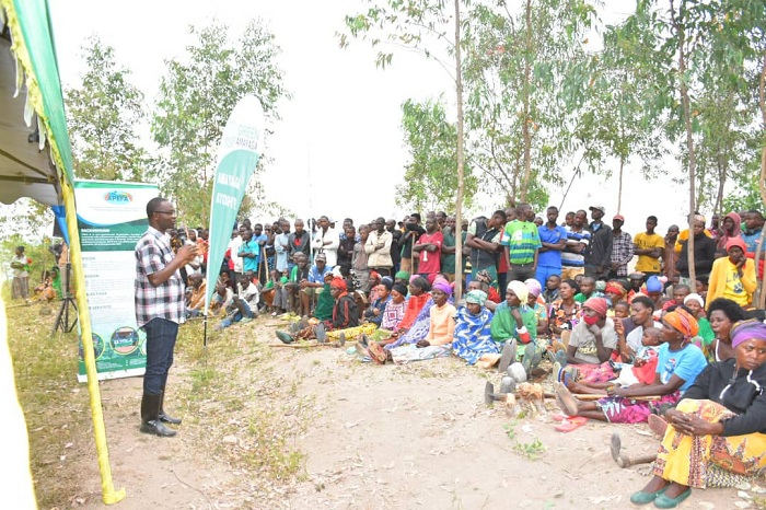 Abaturage baganirijwe uko bakwiteza imbere bakanirinda ingaruka zo kwangiza ibidukikije