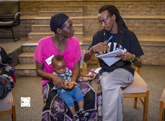 Amani Pacifique aganiriza umwe mu bo yazanye ku Rwibutso gukora ihungabana