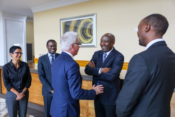 Peter Sand aganira na ba Minisitiri bombi