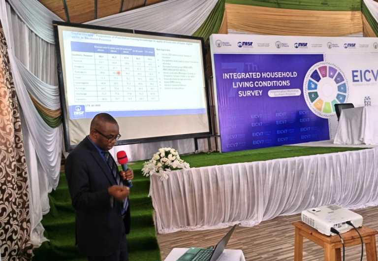 Abakozi ba NISR bagaragarije abayobozo n'abafatanyabikorwa bo mu Ntara y'SAmajyepfo ibyavuye muri EICV7